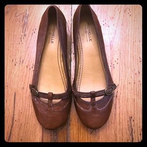 Michelle D close toe low heel shoes size 6…